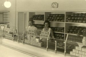 Christine -(Stina) Lund (später Stina Timm) vor einem kleinem Sortiment, dafür viel.