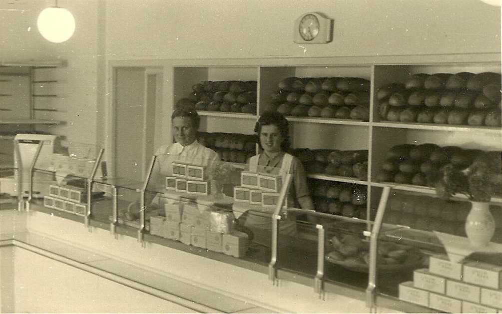 Christine -(Stina) Lund (später Stina Timm) vor einem kleinem Sortiment, dafür viel. Christine -(Stina) Lund (später Stina Timm) vor einem kleinem Sortiment, dafür viel.